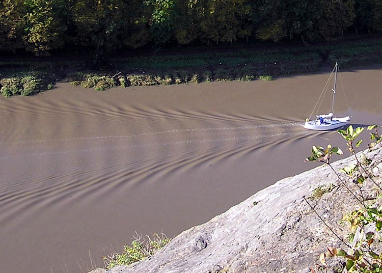 Sillage stationnaire d’un bateau (C) Wikipedia 